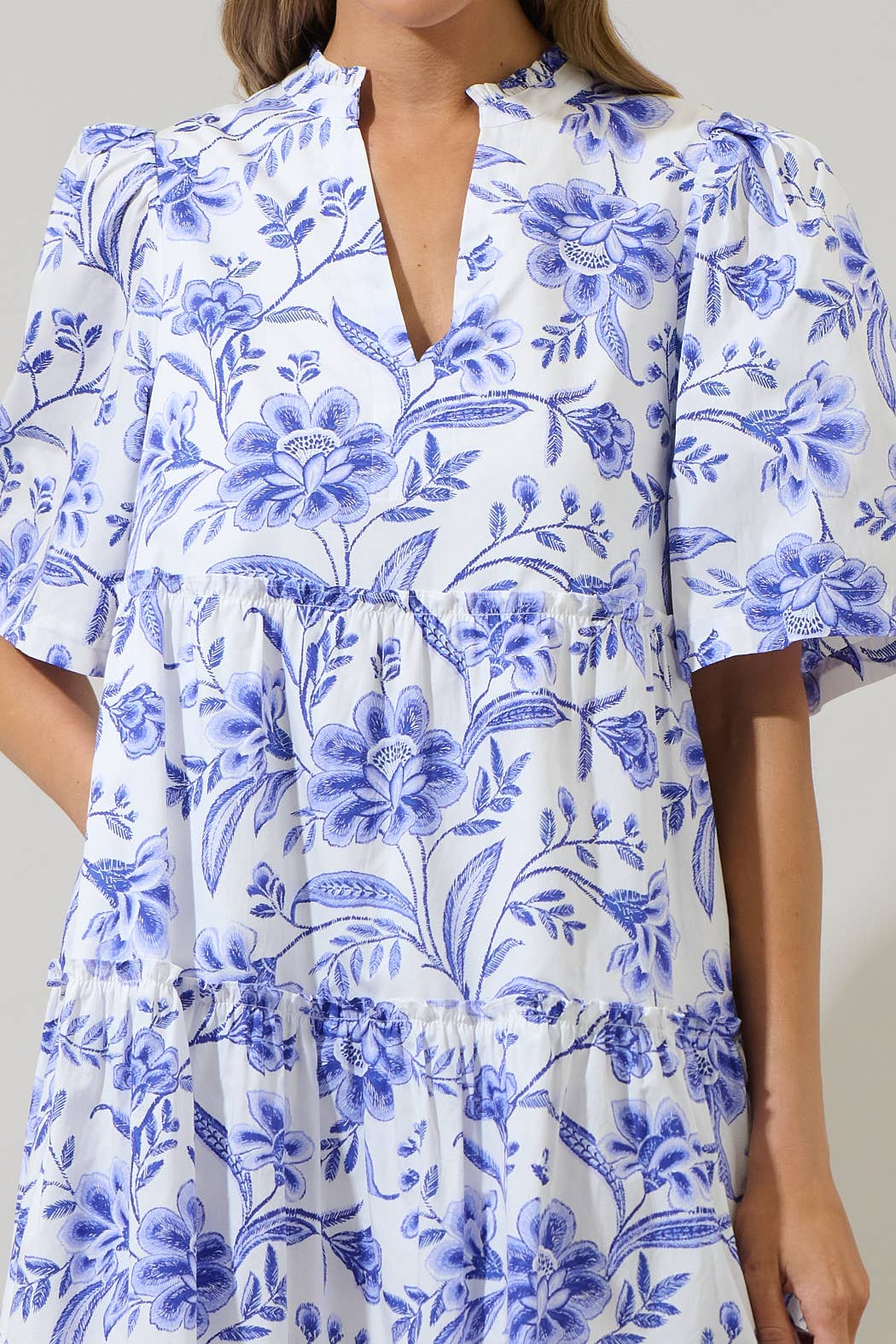 Maeve Floral Dixie Split Neck Shift Dress: WHT-COBALTS