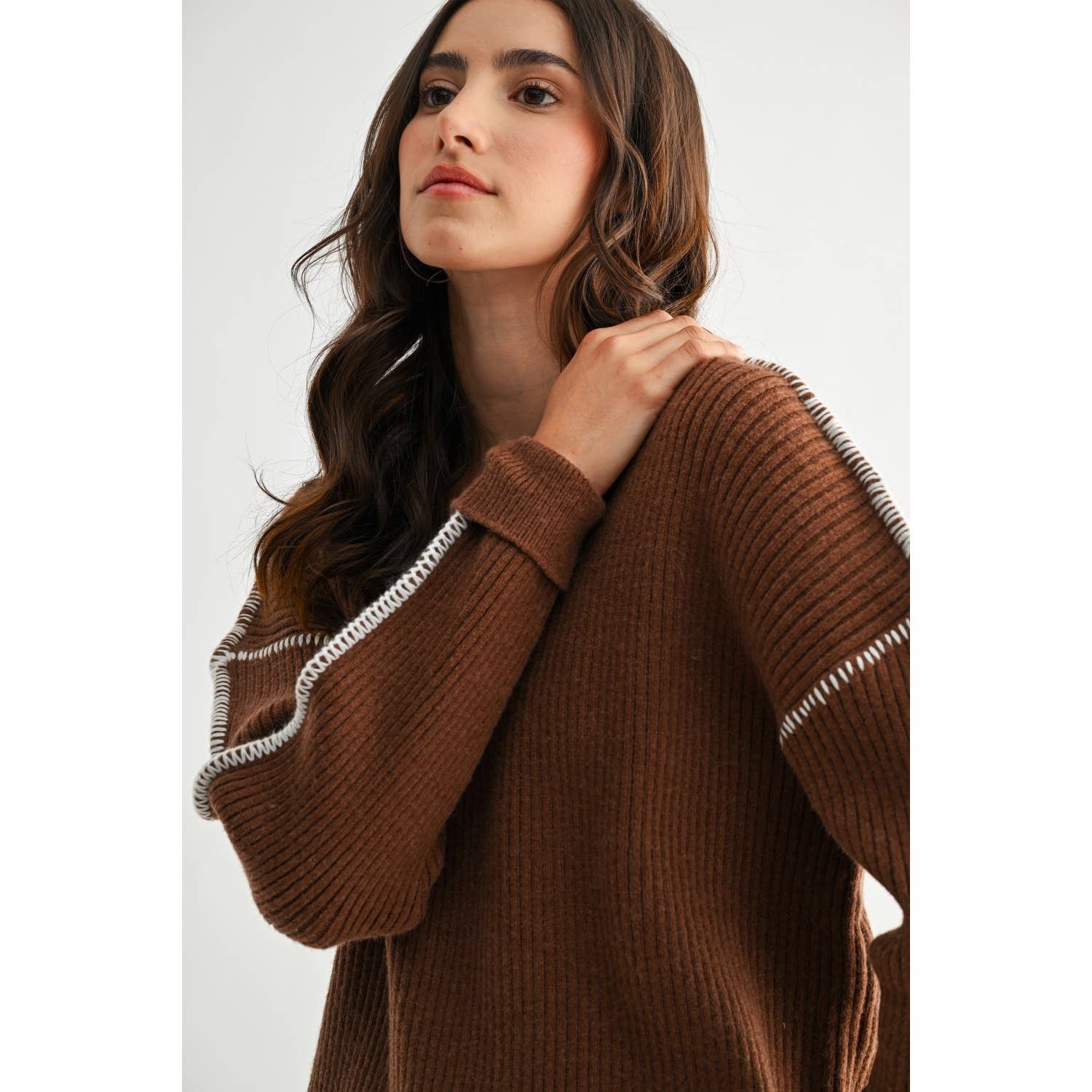 BROWN RIBBED SWEATER WITH CONTRASTING STITCHING